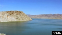 آب دریای هلمند که بخشی از آن به ایران جاری میشود.