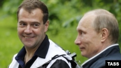 Медведев и Путин на велосипедной прогулке в резиденции "Горки-9"