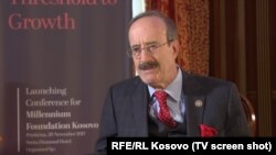 Kongresisti Elion Engel gjatë një vizite në Prishtinë.
