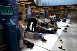 Граждане Таджикистана в аэропорту "Внуково". Март 2020 года