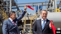 Firtaš (desno) i tadašnji ukrajinski predsednik Viktor Janukovič na ceremoniji otvaranja novog postrojenja za proizvodnju sumporne kiseline na Krimu u aprilu 2012.