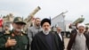 President iranian Ebrahim Raisi (në mes) duke e vizituar bazën detare të Trupave të Gardës Revolucionare të Republikës Islamike në Bandar Abbas, në jug të Iranit, 2 shkurt 2024.