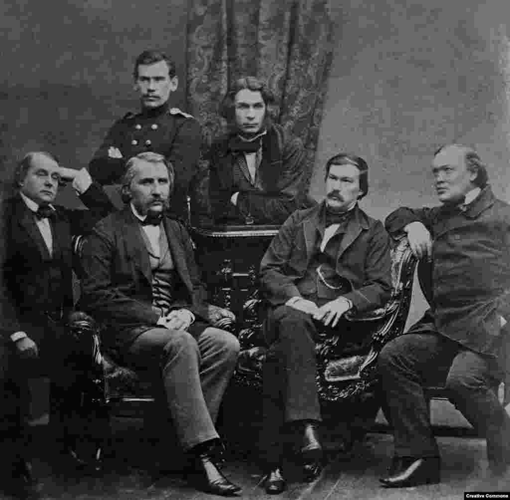 Толстой (в верхнем ряду слева) с группой русских писателей, 1856 год. Лев Толстой к тому времени уже получил известность как молодой талант в русской литературной среде. &nbsp;