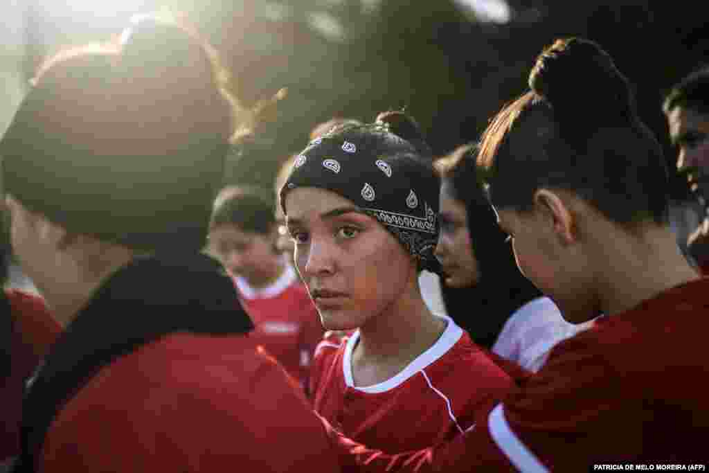 na fotografiji: Trening u Odivelasu, predgrađe Lisabona, 30. septembar. Prošlo je 20 godina otkako je talibanski režim, koji ni tada ženama nije dozvoljavao bavljenje bilo kojim sportom, zadnji put bio na vlasti.&nbsp;U međuvremenu, odrasla je generacija Afganistanki s povećanim pristupom sportu, a zemlja je razvila mnoge nacionalne sportske programe za žene. Međutim, talibani su se u augustu 2021. vratili na vlast, nakon zauzimanja glavnog grada Kabula.