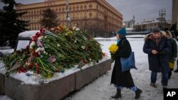Ljudi polažu cveće povodom smrti opozicionog lidera Alekseja Navaljnog na spomeniku žrtvama političke represije u Sovjetskom Savezu, Moskva, 17. februar 2024.