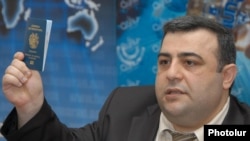 Անձնագրային եւ վիզաների վարչության պետ Հովհաննես Քոչարյանը:
