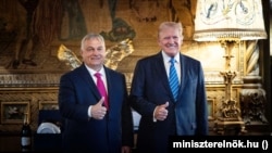 Mađarski premijer Viktor Orban i Donald Trump poziraju za fotografe ranije ove godine.