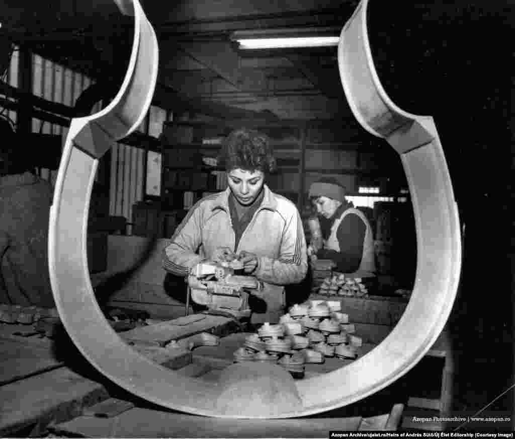 Punëtorët brenda një fabrike instrumentesh muzikore në Reghin, Transilvani, më 1980. &quot;Kam kontaktuar me ta dhe ata ishin të lumtur&quot;, kujton Szoc pasi mijëra imazhe zbuloi në bibliotekën rurale.&nbsp;&quot;Ata thanë: &#39;Oh ua, ju jeni të interesuar për ato?&#39;. Sepse, thjesht, kishin qëndruar atje për vite me radhë&rdquo;. &nbsp;