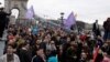 Protestatari blocând un pod de la Budapesta, pe 14 aprilie, când parlamentul Ungariei amenda constituția pentru a interzice între altele evenimentele LGBTQ. 