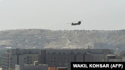 Helikopteri ushtarak amerikan duke fluturuar në afërsi të Ambasadës amerikane në Kabul më 15 gusht 2021. 