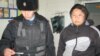 Полицейский с задержанным Наурызбеком Байшолаковым. Актобе, 24 ноября 2013 года.
