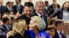 Ursula von der Leyen, az Európai Bizottság elnöke üdvözli Olena Zelenszkát, az ukrán elnök feleségét az ukrajnai helyreállításról tartott konferencián Berlinben 2024. június 11-én. Mögöttük Volodimir Zelenszkij ukrán elnök és Olaf Scholz német kancellár