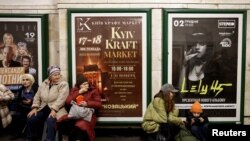 Луѓе седат во метро станица во Киев за да се засолнат од воздушен напад, 11 ноември, 2023 година.
