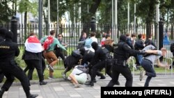 Апсења на протестите на студентите во Минск на 1 септември. 