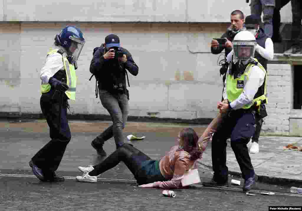 Reținerea unei protestatare la Londra, 7 iunie 2020.