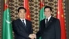 Türkmenistanyň prezidenti Gurbanguly Berdimuhamedow (sagda) hytaýly kärdeşi bilen duşuşýar, Aşgabat, 13-nji dekabr, 2009-njy ýyl. 