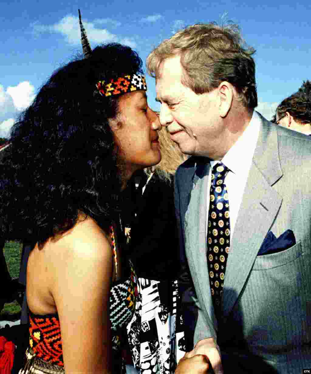 Havel cu o t&icirc;nără Maori, salut&icirc;ndu-se &icirc;n modul tradițional al tribului, &icirc;n cursul unei vizite &icirc;n Noua Zeelandă, &icirc;n 1995. (Stanislav Peska)