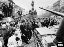Две седмици след фестивала в София войски на Варшавския договор, сред които и части на Българската народна армия, нахлуват в Чехословакия и смазват движението за реформи на Александър Дубчек, известно като "Пражка пролет".