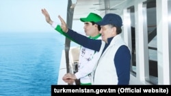 Türkmen (öňki) we özbek prezidentleri Hazarda gämili gezelenç edýär. Arhiw suraty