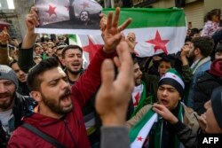 Törökországban élő szírek Isztambulban ünneplik az Aszad-rezsim végét 2024. december 8-án