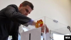 Државна изборна Комисија (ДИК) врши жрепка за утврдување на редоследот на кандидатите на гласачкото ливче за локалните избори 2013 година.