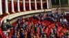 Долниот дом на францускиот парламент гласаше за вклучување на правото на абортус во Уставот