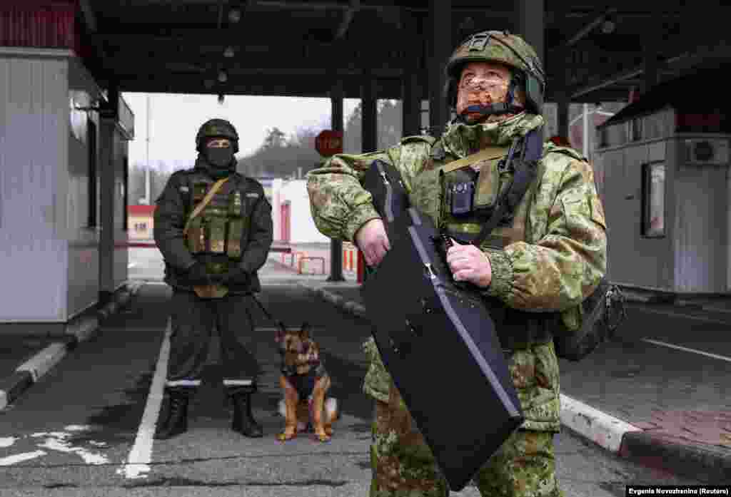 Një ushtarak bjellorus me një pajisje për luftimin e dronëve, në kufirin me Ukrainën, në pikën kufitare Novaja Guta. &quot;Rojat kufitare janë të armatosura me armë radioelektronike për t&#39;ua pamundësuar dronëve shkeljen e kufirit shtetëror&quot;, u ka thënë gazetarëve një përfaqësues i Komitetit të Kufirit Shtetëror të Bjellorusisë.