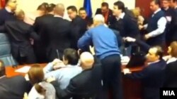 Турканици меѓу власта и опозицијата на собраниската говорница