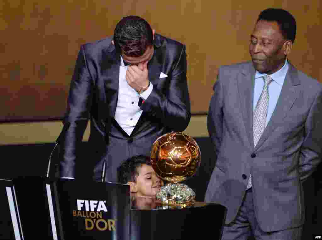 Portugalski napadač Real Madrida Cristiano Ronaldo plače pored svog sina Cristiana Ronalda Juniora i Pelea nakon osvajanja Zlatne lopte 2013., Cirih, Švicarska, 13. januar 2013.