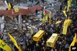 O mulțime de oameni poartă sicriele luptătorilor Hezbollah, uciși în războiul cu Israelul, în satul Maarakeh, sudul Libanului, în luna noiembrie 2024.