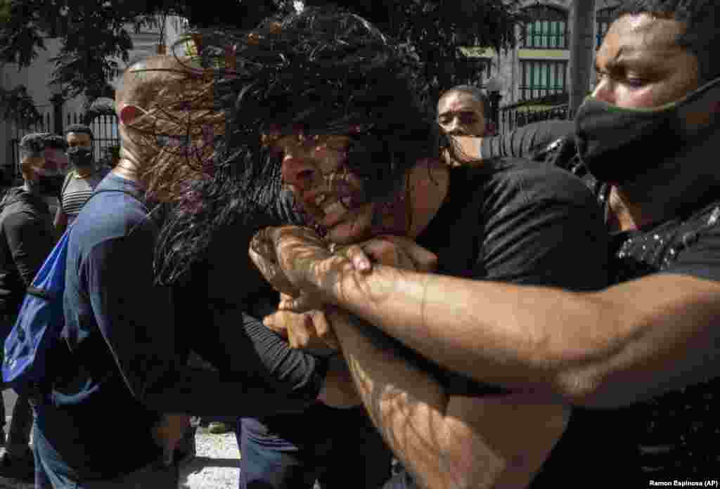 Policët me rroba civile arrestojnë një protestues antiqeveritar në Havanë.