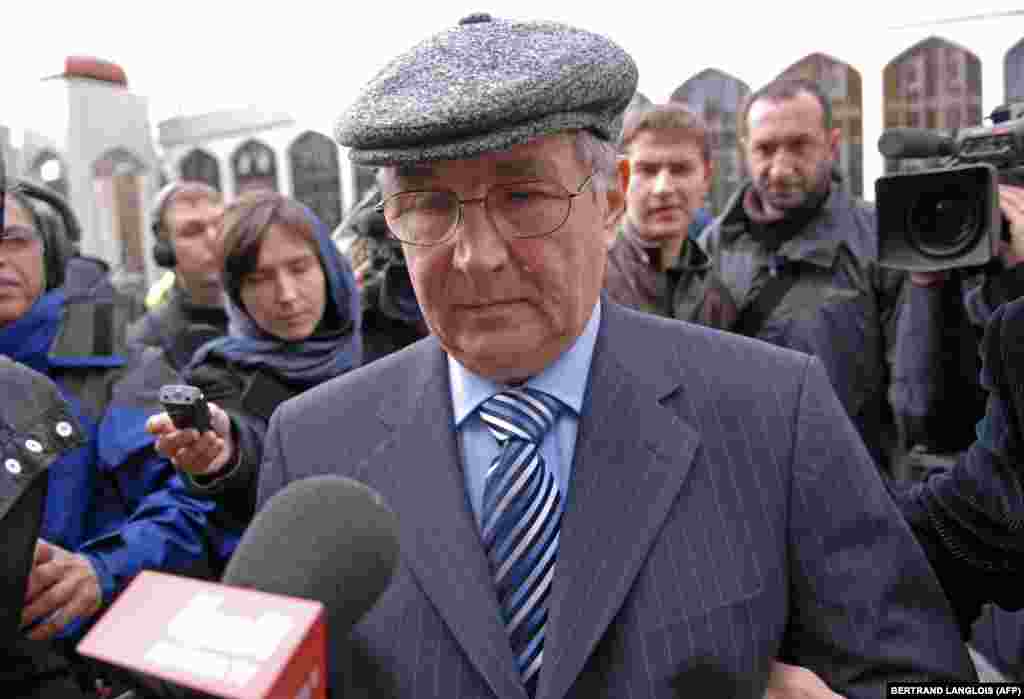 Litvinyenko édesapja, Walter érkezik meg a Regents parki mecsethez, ahol a férfit családja és barátai jelenlétében búcsúztatták 2006. december 7-én