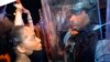 Një protestuese dhe një zyrtar policor shikojnë njëri-tjetrin përgjatë protestave në Nju Orlliens.