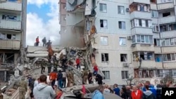 Срутеният вход на жилищен блок в Белгород, 12 май 2024 г.