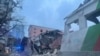 Зграда погодена од последниот ракетен напад на Русија врз Киев