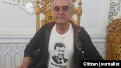 Салим Абдувалиев, известный как «криминальный авторитет», в футболке с изображением Шавката Мирзияева и надписью «Мой президент!»