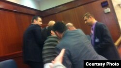 Претседателот на ЗНМ, Насер Селани, избркан од Собраниската галерија за време на седницата за носење на буџетот за 2013-та.