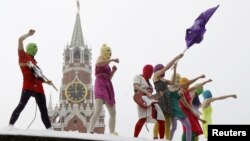 Участники радикальной феминистской группы поют на антипутинской акции протеста. Москва, 20 января 2012 года.