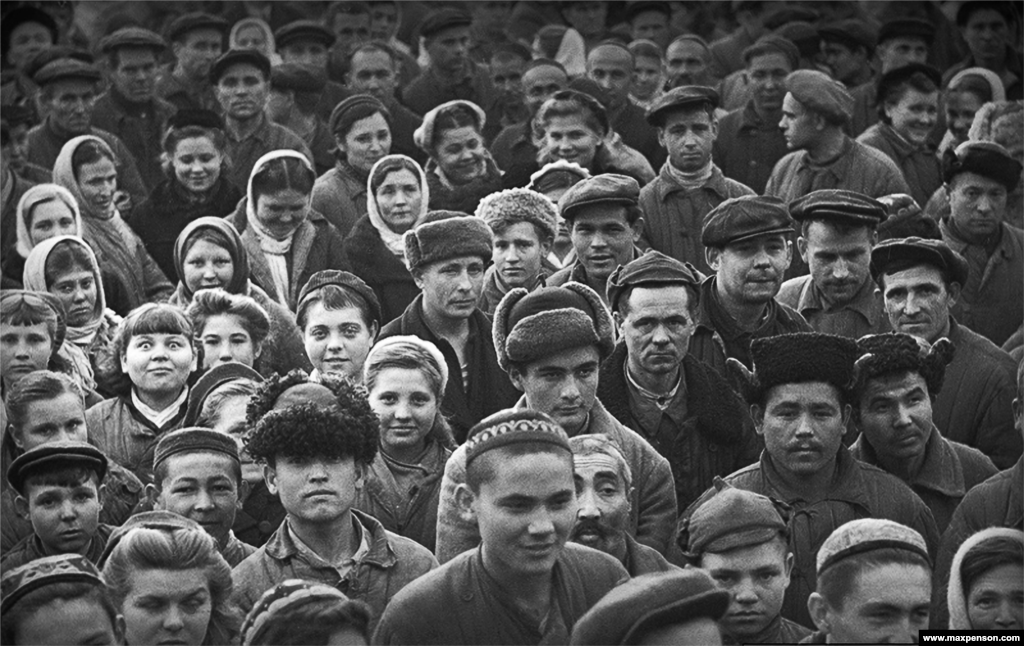 Работнички митинг пред текстилна фабрика во главниот град на Узбекистан, Ташкент.Иако ограничен на снимање на она што советските цензори би го одобриле, Пенсон успеа да ја документира трансформацијата на узбекистанскиот живот, опишана како „радикална социјална хирургија“ што започна пред еден век.