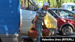 Moldova - Cimișlia, market, people with mask or not, coronavirus
