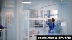 Një infermiere kujdeset për pacientin brenda Klinikës për Sëmundje Infektive. (1 shtator, 2021)