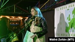 Baranyi Krisztina (MKKP) XI. kerületi polgármester felszólal a gyülekezési jogról szóló törvény módosításának visszavonását követelő demonstráción