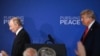 Trump și Putin pleacă după ce au susținut o conferință de presă comună, în urma participării la un summit SUA-Rusia privind Ucraina, la Baza Militară Comună Elmendorf-Richardson din Anchorage, Alaska, pe 15 august 2025.