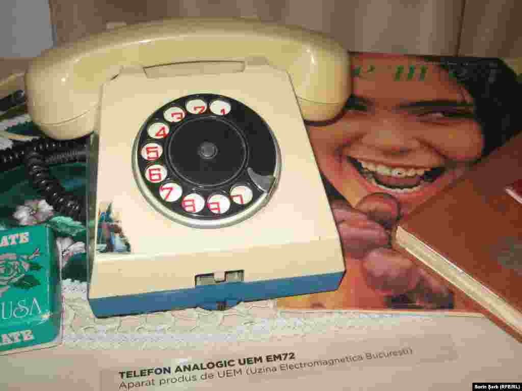 Telefoane cu disc - așteptai uneori și zece ani aprobarea la cerea de telefon. De multe ori erai cuplat și puteai asculta telefoanele străinilor, așa cum și ei le puteau asculta pe ale tale.