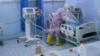 Një infermiere duke u përkujdesur për një pacient me COVID-19 në Qendrën për Kujdesin Intensiv në Klinikën Infektive të QKUK-së. Fotorgafi nga arkivi.
