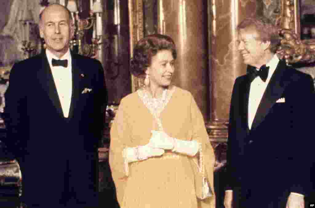 Američki predsednik Džimi Karter, desno, i kraljica Elizabeta II fotografisani su sa francuskim predsednikom Valerijem Žiskarom d&#39;Estenom, u Bakingemskoj palati u Londonu, maja 1977. Valeri Žiskar d&#39;Esten, bio je predsednik Francuske od 1974. do 1981. &nbsp;