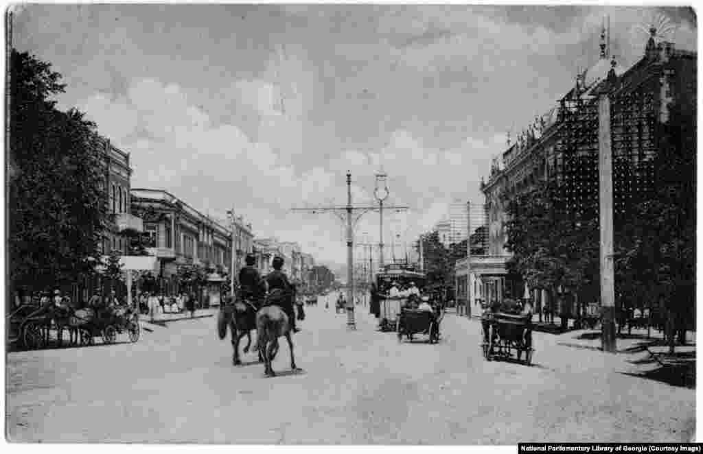Bulevardul Rustaveli de astăzi, fotografiat în anii 1910, când era numit Prospectul Golovin, după numele unui general rus. Artera a fost construită în anii 1840 de guvernatorul Rusiei în Caucaz, când Georgia făcea parte din Imperiul Rus. Autoritățile țariste au încercat să transforme capitala georgiană &bdquo;dintr-un oraș în stil persan într-o nouă metropolă europeană&rdquo;.
