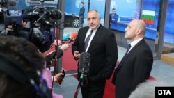 Премиерът Бойко Борисов и вицепремиерът Томислав Дончев пред журналисти в Брюксел