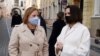 Julie Fisher (stânga) și Svetlana Țihanovskaia (dreapta) la Vilnius, aprilie 2021
