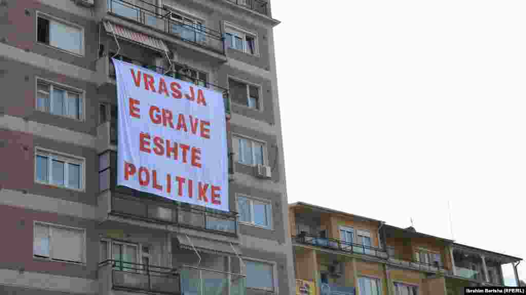 "Vrasja e grave është politike", shkruan në këtë pano të vendosur në një ndërtesë në Prishtinë. Në Kosovë, vitet e fundit është rritur numri i rasteve të dhunës ndaj grave, ku disa raste kanë përfunduar me fatalitet. 